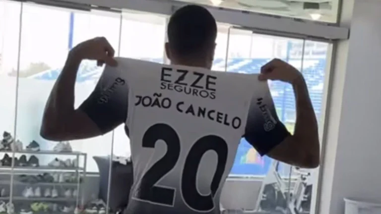 Titular da seleção portuguesa veste camisa do Corinthians e agita a torcida
