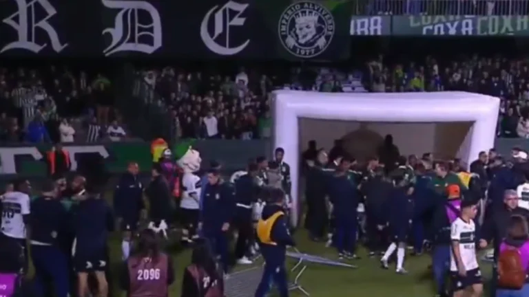 Vídeo: Coritiba x Goiás termina em pacadaria e seis expulsos