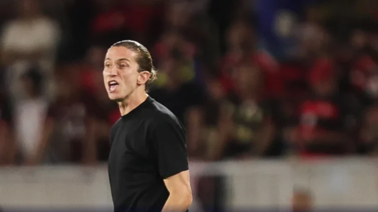 “Prepotente e arrogante”: Filipe Luís dispara contra arbitragem