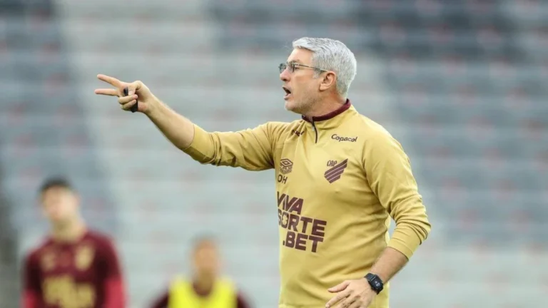Técnico do Athletico-PR sofre carrinho de rival em jogo da Série B; vídeo