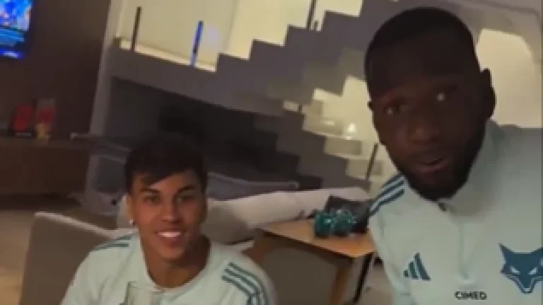 Com baldes de frango, Kaio Jorge e Bolasie provocam o Atlético-MG; veja