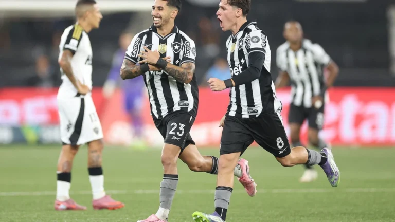 Botafogo vence Atlético-MG no Brasileiro com brilho de dupla estrangeira