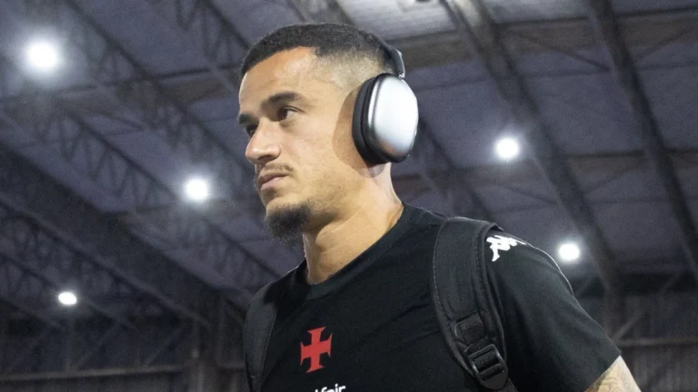 Coutinho marca golaço pelo Vasco em noite de homenagens por 100 jogos; veja