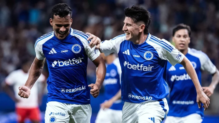 Cruzeiro vira sobre o Red Bull Bragantino e encosta no Flamengo