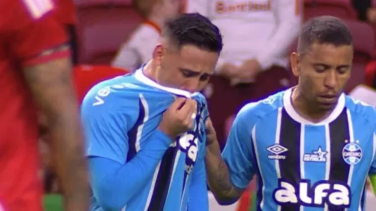 Jogador do Grêmio faz dois pênaltis no GreNal e chora no Beira-Rio