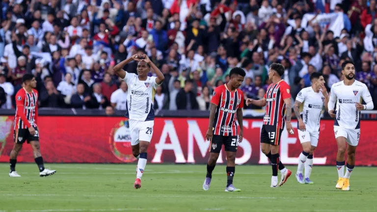 São Paulo sofre com altitude, perde para LDU e se complica na Libertadores
