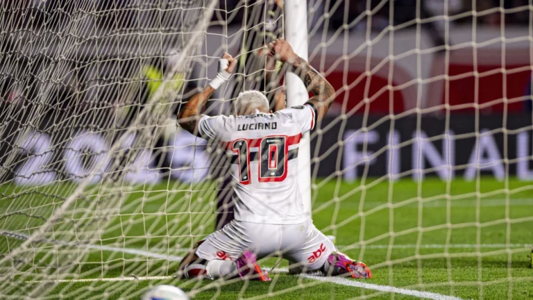 Luciano justifica erro e reage às vaias em eliminação do São Paulo