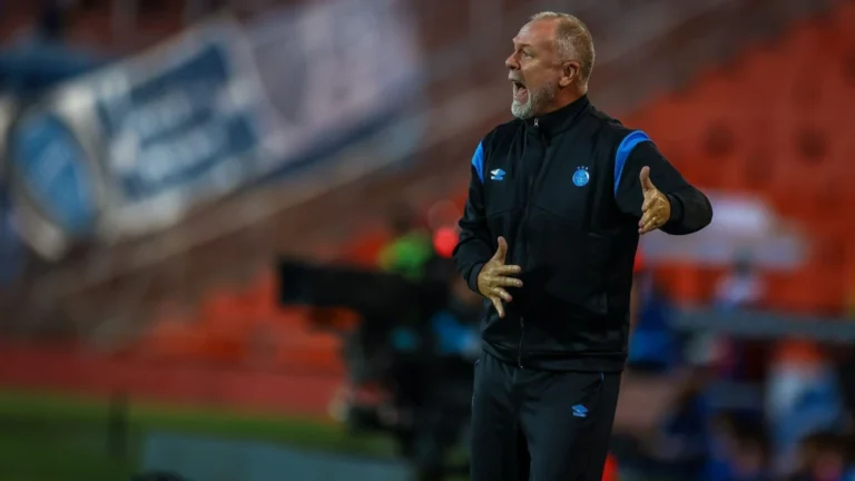 Presidente do Grêmio é direto sobre permanência de Mano no comando técnico