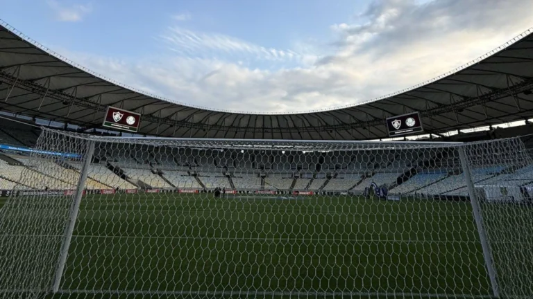 Fluminense x Corinthians: escalações e onde assistir ao jogo do Brasileirão