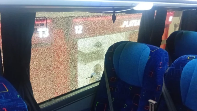 Ônibus do Flamengo é apedrejado em chegada a estádio na Argentina