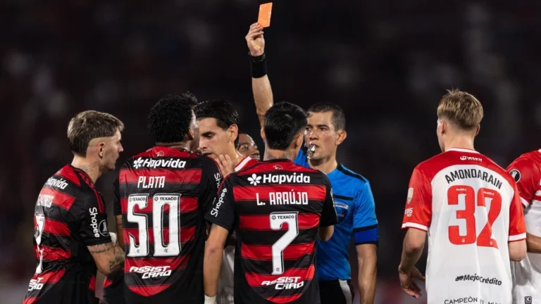 Conmebol divulga análise do VAR em expulsão de Plata, do Flamengo