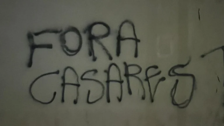 Torcida do São Paulo pede saída de dirigentes após queda na Libertadores