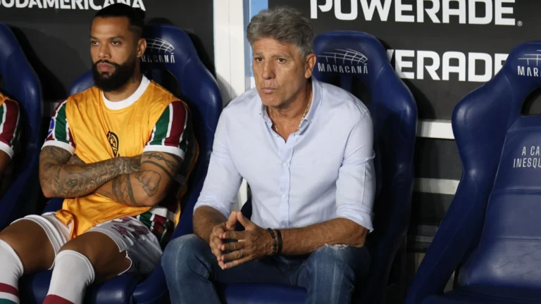Torcida do Fluminense vaia e xinga Renato em eliminação na Sul-Americana