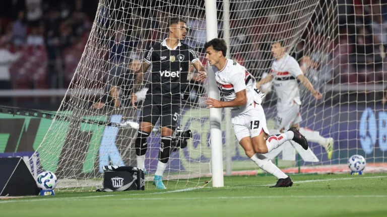 Dinenno dá fim a jejum, e São Paulo vence Botafogo pelo Brasileirão
