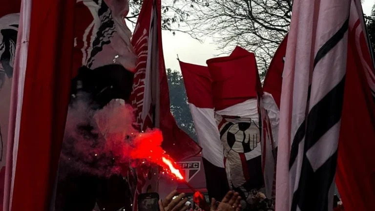 Torcedores do São Paulo fazem festa antes de decisão contra LDU