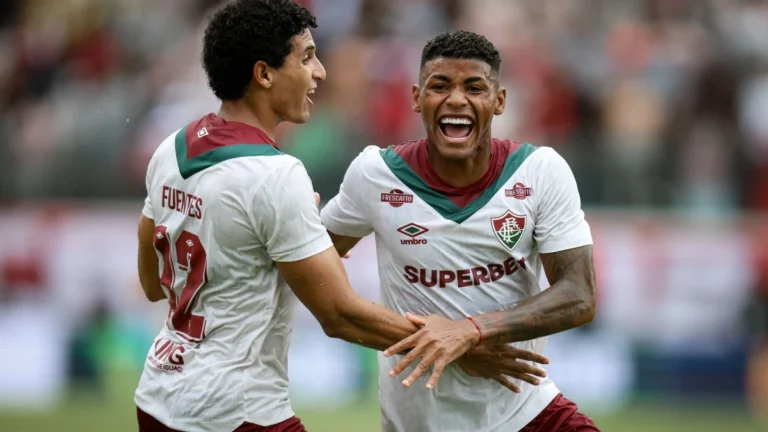 Fluminense bate o Vitória e volta a vencer no Brasileirão após um mês