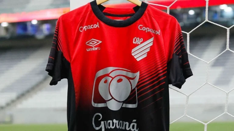 Athletico-PR é denunciado pelo STJD por confusão em jogo da Série B