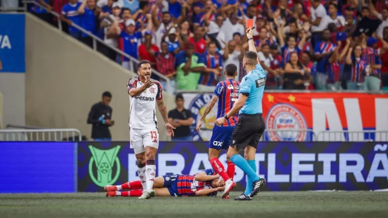 Danilo se desculpa com torcida do Flamengo e propõe debate sobre arbitragem