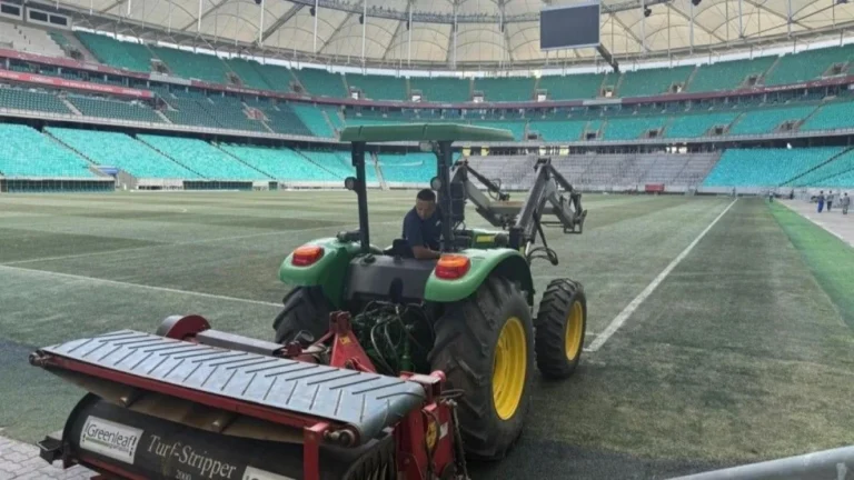Criticada, Arena Fonte Nova inicia operação inédita para troca do gramado