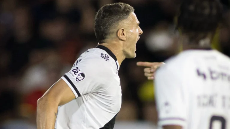 Fim do jejum: Vegetti, do Vasco, marca com bola rolando após quase 3 meses