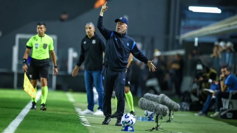 Mano Menezes e Alex Santana se desentendem em Santos x Grêmio; veja