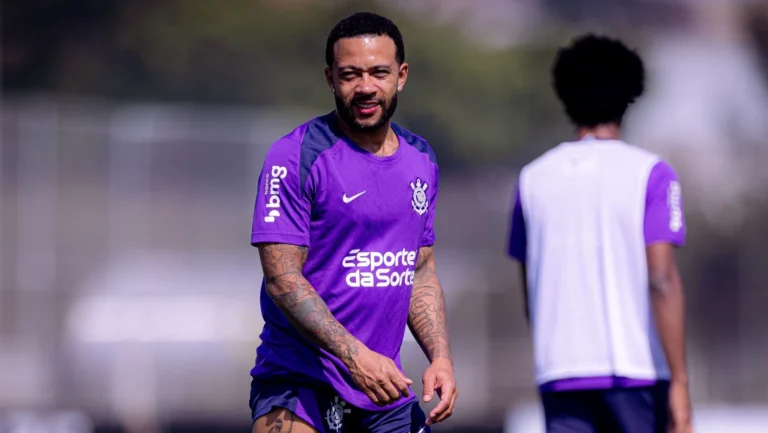 Memphis se apresenta ao Corinthians após problema no Rio de Janeiro