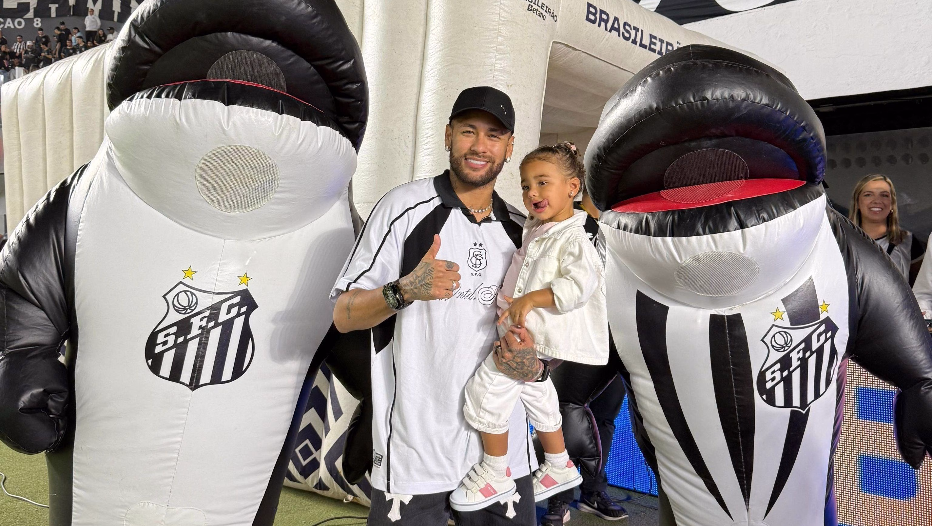 Neymar vai à Vila com Mavie, que rouba a cena “imitando” o pai