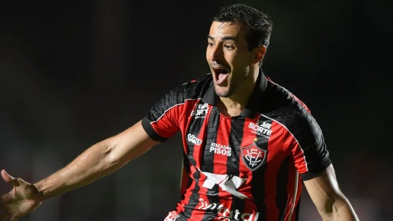 Vitória ganha clássico contra Bahia no Barradão e respira no Brasileirão
