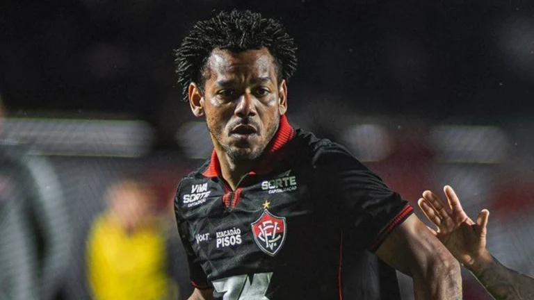 Após cinco jogos, ex-Corinthians rescinde contrato com o Vitória