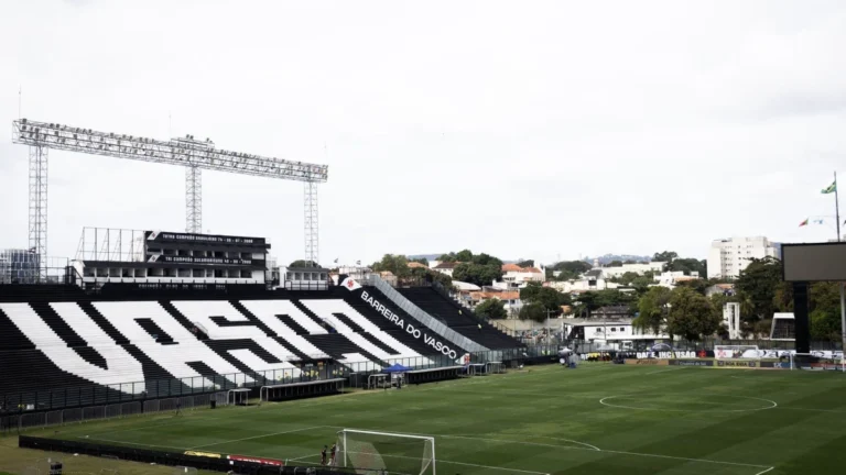 Vasco x Vitória: escalações e onde assistir ao jogo do Brasileirão
