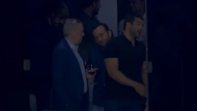 Ancelotti é flagrado tomando vinho em camarote durante Vasco x São Paulo
