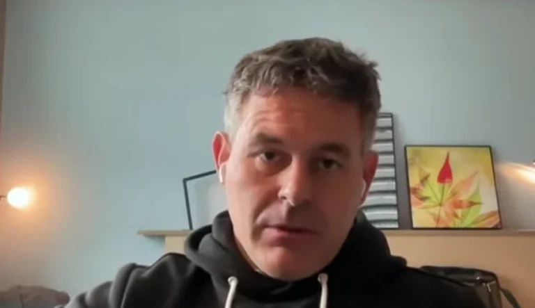 “Escândalo das camisas”: VP do Timão defende renovação com patrocinadora