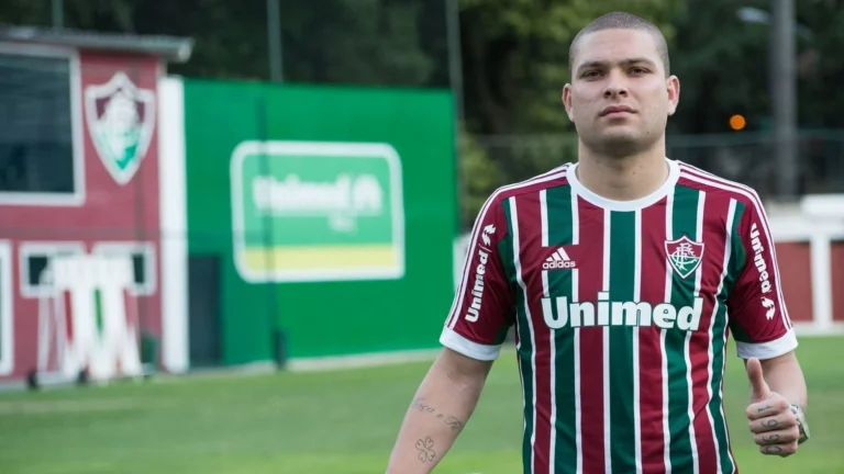 Ex-zagueiro do Fluminense anuncia aposentadoria; veja detalhes
