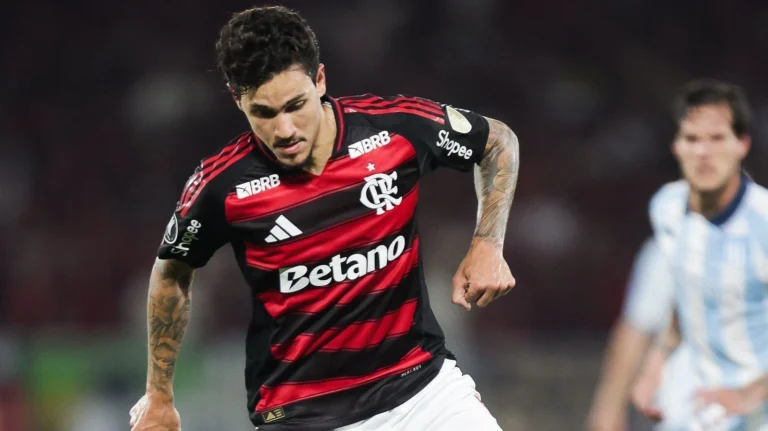 Pedro avança na recuperação e volta a treinar parcialmente no Flamengo