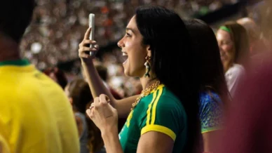 Dua Lipa marca presença em Fluminense x Flamengo no Maracanã; veja