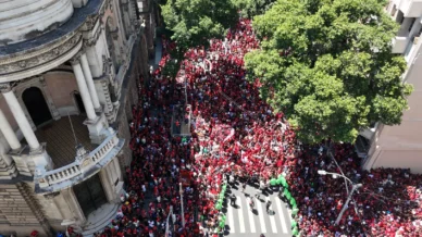 Flamengo desembarca no Rio e torcida faz festa para receber jogadores