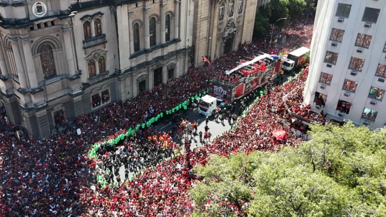 Jogadores do Flamengo provocam rival carioca e Palmeiras em festa do título