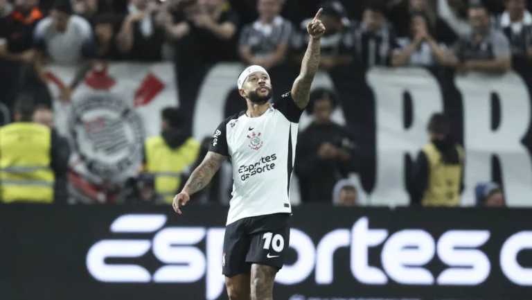 “Não se sentia confiante”: Dorival explica por que Memphis começou no banco