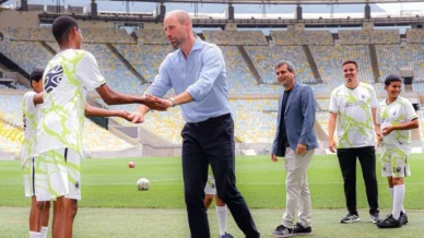 Príncipe William recebe camisa da Seleção Brasileira em visita ao Maracanã