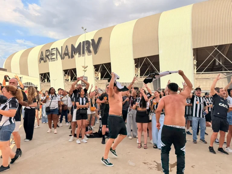 Torcida do Atlético-MG vai à loucura e solta a voz durante hino do clube