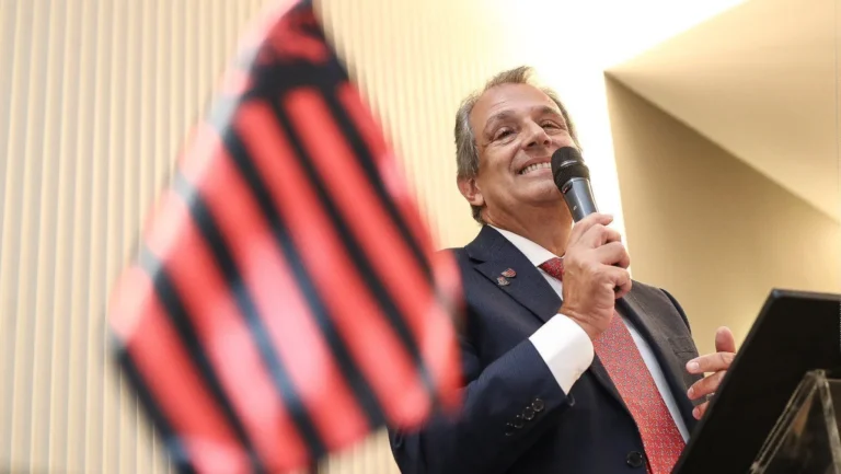 Presidente do Flamengo comemora títulos e provoca: “Cretinos e hipócritas”