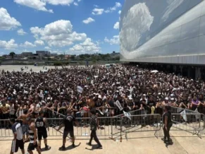 Torcedores passam mal com calor intenso e multidão em festa do Corinthians