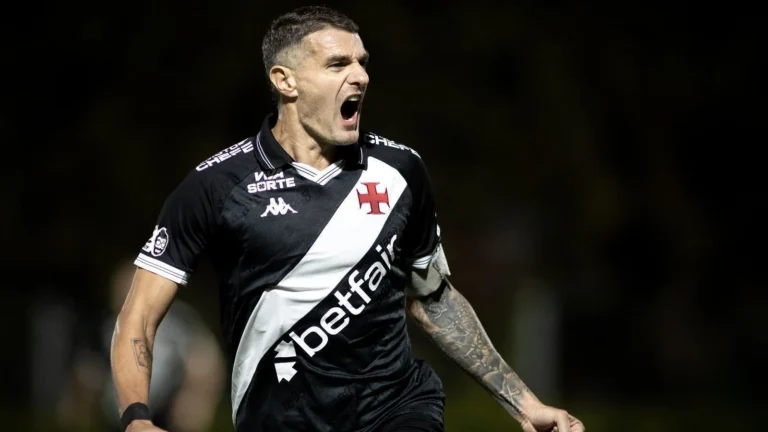 “Luto muito por essa camisa”: Veguetti desabafa após virada contra o Flu