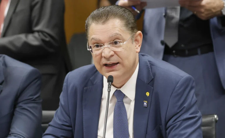 SAFs: Aumentar impostos para 8,5% seria sobrecarregar clubes, diz Sóstenes