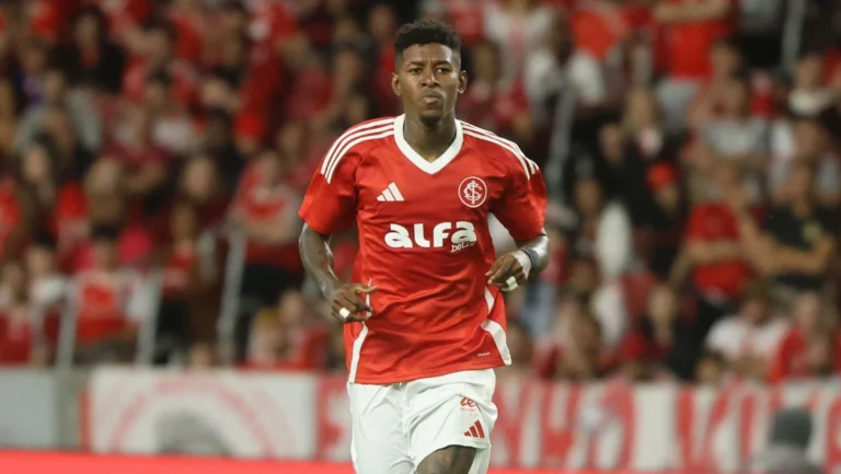 Cruzeiro encaminha acordo com o Internacional por zagueiro Vitão