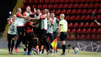 Jogador do Sport faz gol bizonho antes do meio de campo; veja