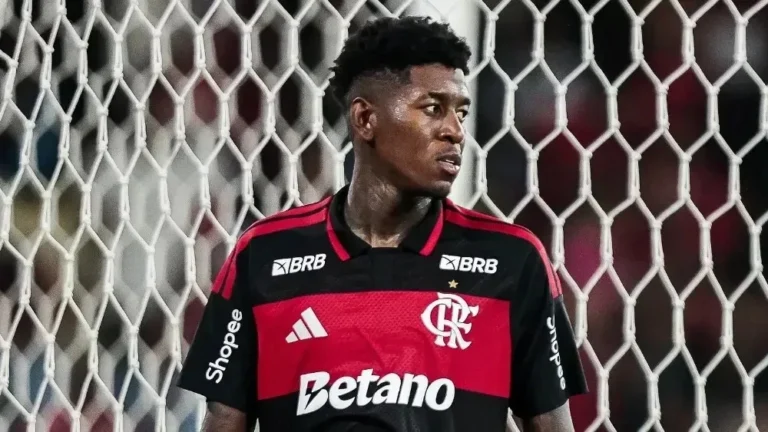 Vitão abre o jogo sobre estreia antecipada e disputa por vaga no Flamengo