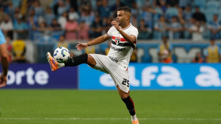 Corinthians faz sondagem por Alisson, jogador do São Paulo