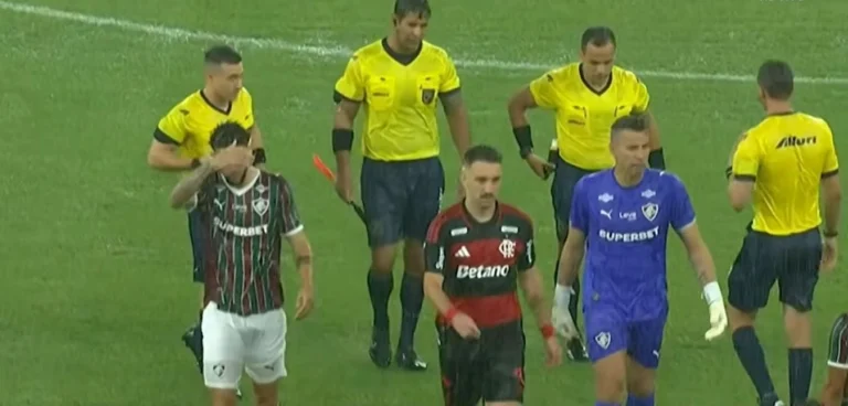 Fluminense x Flamengo é paralisado após chuva torrencial no Maracanã