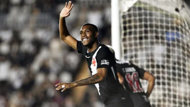 Rayan brilha, Vasco supera expulsão e vence Maricá em estreia no Cariocão